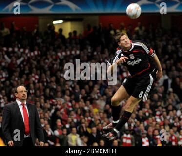 LONDRA, UK 02 APRILE: Steven Gerrard di Liverpool testa il pallone guardato da Rafael Benitez (manager di Liverpool lasciato durante la Coppa UEFA qua Foto Stock