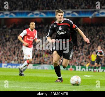 LONDRA, UK 02 APRILE: Steven Gerrard di Liverpool in azione durante la finale del quarto della Champion League UEFA, prima tappa tra l'Arsenal e Liverpool agli Emirati Foto Stock