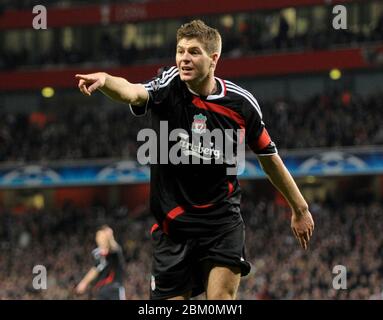 LONDRA, UK 02 APRILE: Steven Gerrard di Liverpool durante la finale del quarto della Champion League UEFA, prima tappa tra l'Arsenal e Liverpool allo stadio Emirates, Foto Stock