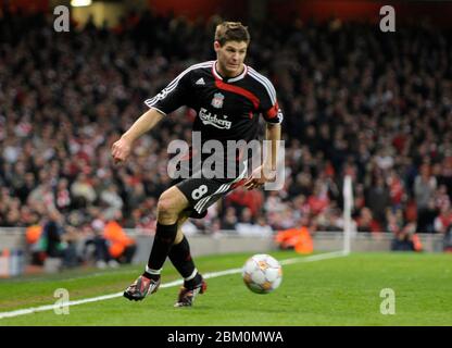 LONDRA, UK 02 APRILE: Steven Gerrard di Liverpool durante la finale del quarto della Champion League UEFA, prima tappa tra l'Arsenal e Liverpool allo stadio Emirates, Foto Stock