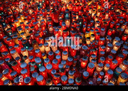 Molte candele nel cimitero Foto Stock