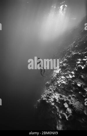 Ragazza Freediving a Blue Hole Dahab - Egitto Foto Stock