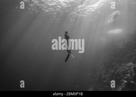 Ragazza Freediving a Blue Hole Dahab - Egitto Foto Stock