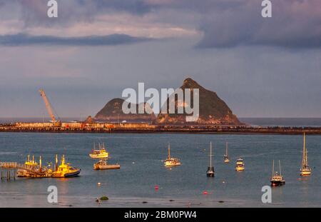 Barche a Port Taranaki, Whareumu e Motorua Islands in diste, alba, dal Belt Road Holiday Park a New Plymouth, North Island, Nuova Zelanda Foto Stock