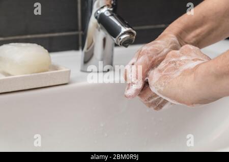 donna è lavando le mani con sapone Foto Stock