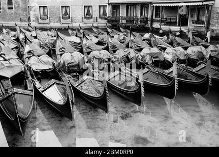 GONDOLE A VENEZIA ITALIA - VENEZIA ITALIA - IMMAGINE IN ARGENTO BIANCO E NERO - FILM IN ARGENTO © FRÉDÉRIC BEAUMONT Foto Stock