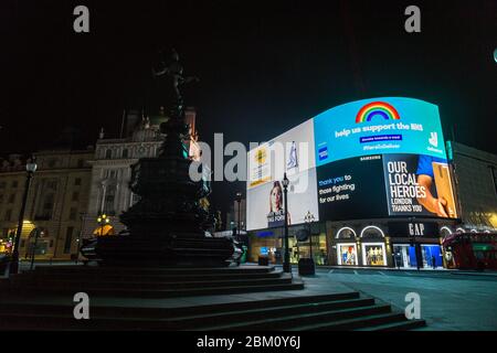 Messaggi di ringraziamento per la NHS sulle affissioni Piccadilly Circus Foto Stock