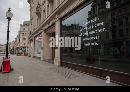 Messaggio di positività in una vetrina a Londra Oxford Circus durante il blocco dei coronavirus. Foto Stock