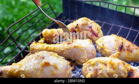 cosce di pollo alla griglia, bastoncini di batterio. primo piano di carne di carbone. Foto Stock