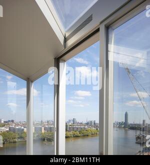 Particolare interno con vista verso est e Tamigi. Circus West Village - Battersea Power Station, Londra, Regno Unito. Architetto: Simpsonhaugh, Foto Stock