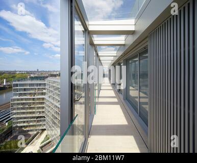 Vista interna del passaggio coperto. Circus West Village - Battersea Power Station, Londra, Regno Unito. Architetto: Simpsonhaugh, 2018. Foto Stock