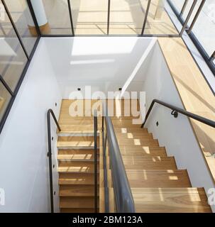 Vista interna della scala. Circus West Village - Battersea Power Station, Londra, Regno Unito. Architetto: Simpsonhaugh, 2018. Foto Stock