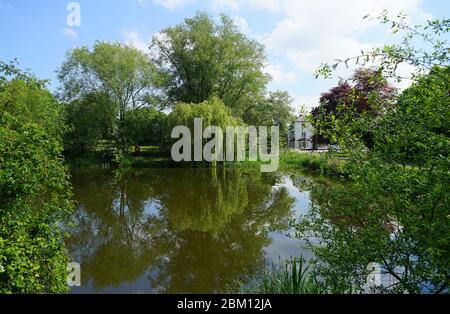 Vista sul Willan Pond fino al Fox Inn Foto Stock