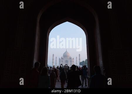 Persone eccitate fotografare il simbolo di amore Taj Mahal a prima vista, Agra, India Foto Stock