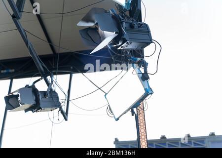 Spot e luce LED in studio televisivo esterno a soffitto. Foto Stock