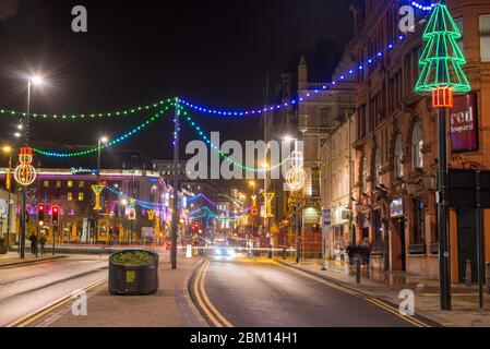 The Headrow, Leeds di notte a Natale illuminato con luci festive Foto Stock