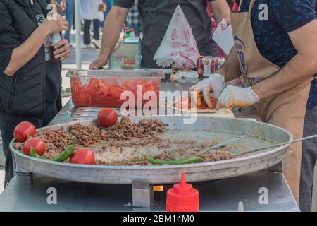 Tradizionale carne di shawarma turca preparata con pomodori rossi e peperoni rossi e verdi, disponibile per la vendita in un mercato alimentare di strada, selettivo per il Foto Stock