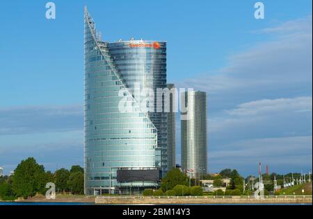 Riga, Lettonia - 17 luglio 2016: Grattacielo di vetro moderno dell'ufficio di Swedbank del fiume Daugava a riga, Lettonia. Foto Stock