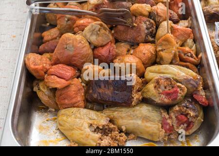 Verdure fresche tradizionali con un misto di riso e cipolla chiamato 'dolma', piatto turco, popolare in Turchia, cibo ottomano Foto Stock