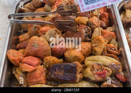 Verdure fresche tradizionali con un misto di riso e cipolla chiamato 'dolma', piatto turco, popolare in Turchia, cibo ottomano Foto Stock