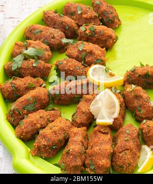 Çiğ köfte, piatto di carne cruda in cucina turca, molto simile al kibbeh nayyeh e in misura minore al tartare di bistecca. È tradizionalmente fatto con e. Foto Stock