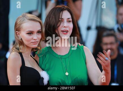 VENEZIA, ITALIA - SETTEMBRE 08: Lily-Rose Depp e Rebecca Zlotowski partecipano alla prima del 'Planetarium' durante il 73° Festival del Cinema di Venezia Foto Stock