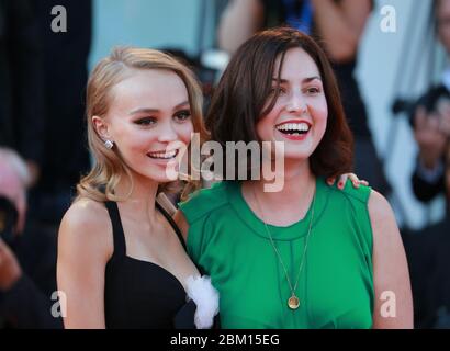 VENEZIA, ITALIA - SETTEMBRE 08: Lily-Rose Depp e Rebecca Zlotowski partecipano alla prima del 'Planetarium' durante il 73° Festival del Cinema di Venezia Foto Stock