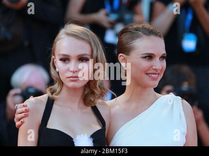 VENEZIA, ITALIA - SETTEMBRE 08: Lily-Rose Depp e Natalie Portman partecipano alla prima del 'Planetarium' durante il 73° Festival del Cinema di Venezia Foto Stock