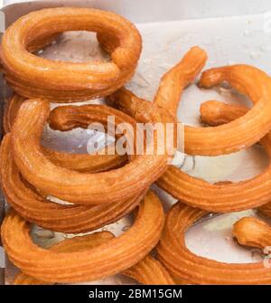 Halka Tatlısı (anello dolce), cercles dorati e fritti, simili alle ciambelle con semola e sciroppo di limone. Pasta dolce fritta chiamata anche churros turco Foto Stock