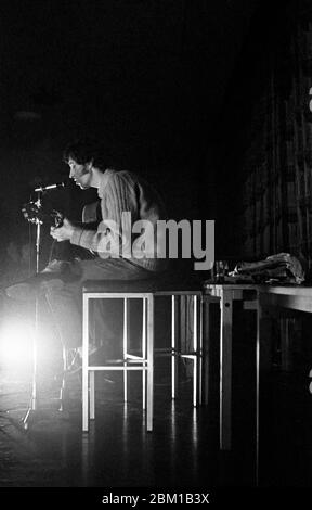 Il musicista folk Bert Jansch suona da solo presso la Student Union dell'Università di Bristol nel maggio 1969. Acclamato come figura di spicco nel British Folk Revival negli anni sessanta, l'anno precedente aveva co-fondato il popolare gruppo folk Pentangle, il cui album Basket of Light raggiunse il numero 5 nelle classifiche degli album inglesi più avanti nel 1969. Foto Stock