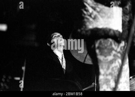 Il batterista Alan Jackson si esibisce con il Keith Tippett Sextet presso le Anson Rooms dell'Università di Bristol il 10 marzo 1970 durante un festival artistico di due settimane organizzato dall'Unione degli studenti. Il pianista e compositore jazz Keith Tippet era un bristoliano e negli anni sessanta suonava nel Dug out Club vicino alla Bristol University on Park Row. Foto Stock