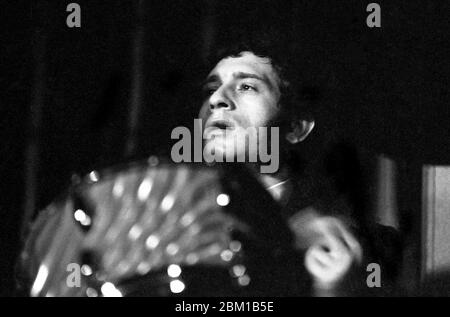 Il batterista Alan Jackson si esibisce con il Keith Tippett Sextet presso le Anson Rooms dell'Università di Bristol il 10 marzo 1970 durante un festival artistico di due settimane organizzato dall'Unione degli studenti. Il pianista e compositore jazz Keith Tippet era un bristoliano e negli anni sessanta suonava nel Dug out Club vicino alla Bristol University on Park Row. Foto Stock