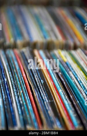 Collezione di vecchi dischi di dischi di vinile vintage nelle sue copertine Foto Stock