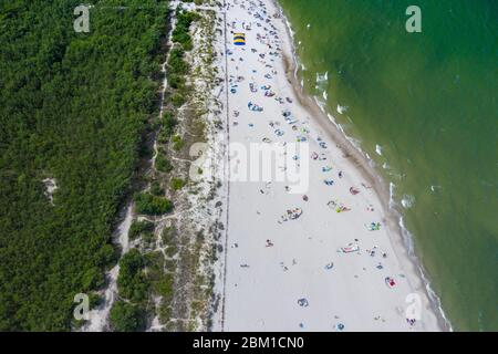 Veduta aerea della Penisola di Hel in Polonia, Mar Baltico e Baia di Puck (Zatoka Pucka) Foto fatta da drone dall'alto. Foto Stock