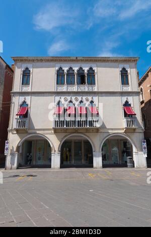 Chioggia, Italia - 04/21/2019: Edificio tipico lungo corso del Popolo a Chioggia. Foto Stock
