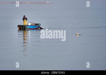 Fisherman che lavora la laguna vicino Paracas, Perù Foto Stock