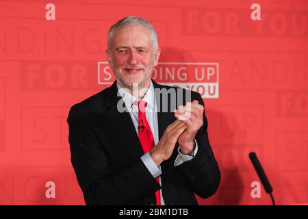 Il leader del lavoro Jeremy Corbyn parla a un incontro a Newark per delineare gli obiettivi del partito nelle prossime elezioni locali. Foto Stock