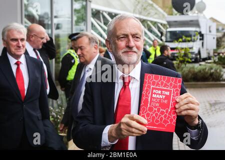 Il leader del lavoro Jeremy Corbyn lancia il manifesto elettorale generale del Partito laburista del 2017 in occasione di un evento presso la Bradford University nello West Yorkshire. Foto Stock