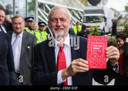 Il leader del lavoro Jeremy Corbyn lancia il manifesto elettorale generale del Partito laburista del 2017 in occasione di un evento presso la Bradford University nello West Yorkshire. Foto Stock