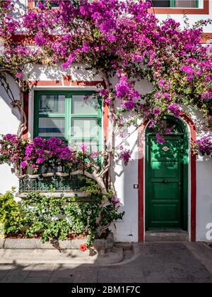 Il fiore, dai colori vivaci, ha coperto façade di una tradizionale casa di pescatori a Mogan, Gran Canaria, nelle Isole Canarie. Foto Stock