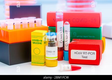 Una serie di medicinali in laboratorio medico per il coronavirus NCOV- 19 dal test PCR, test anticorpale, vaccino e farmaco antivirale remdesivir Foto Stock
