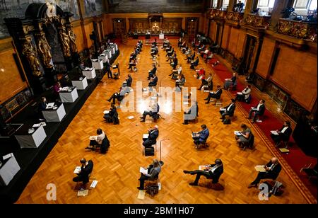 Amburgo, Germania. 06 maggio 2020. I membri del parlamento di Amburgo si incontrano nel Kaisersaal del municipio. Credit: Axel Heimken/dpa/Alamy Live News Foto Stock