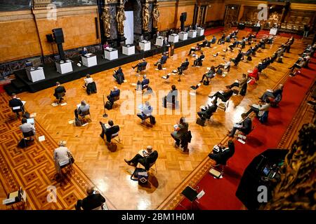 Amburgo, Germania. 06 maggio 2020. I membri del parlamento di Amburgo si incontrano nel Kaisersaal del municipio. Credit: Axel Heimken/dpa/Alamy Live News Foto Stock