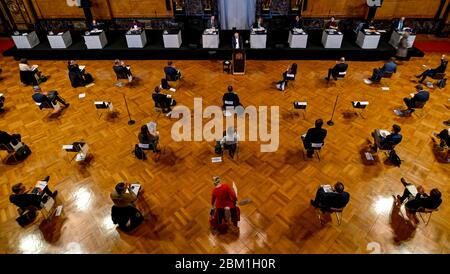 Amburgo, Germania. 06 maggio 2020. I membri del parlamento di Amburgo si incontrano nel Kaisersaal del municipio. Credit: Axel Heimken/dpa/Alamy Live News Foto Stock