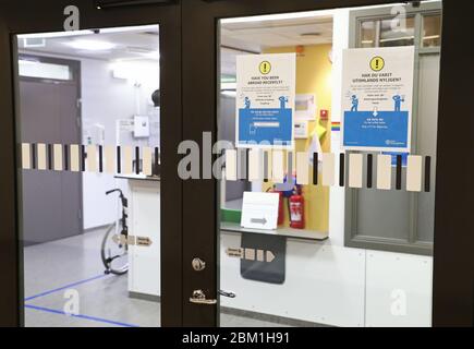 Linkoping, Svezia 20200313 indicazioni su Corona informazioni sulla porta di un reparto ospedaliero presso l'ospedale universitario di Linköping. Foto Gippe Gustafsson Foto Stock