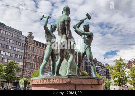 Statua di Three Smiths, Helsinki, Finlandia Foto Stock