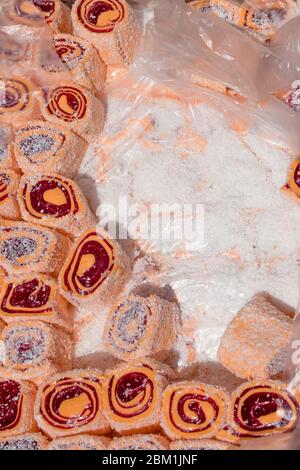 Lokum la "delizia Turca", famoso dessert dolce di Istanbul, negozio di dolciumi. Colore rosa e bianco dislay sul bancone durante il festival del cibo di strada Foto Stock