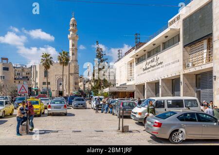 Vista delle torri della Moschea e del Centro informazioni in Manger Square, Betlemme, Palestina, Medio Oriente Foto Stock