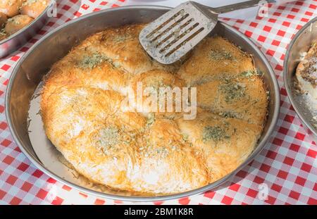 Künefe, dolci e salati dolci al formaggio levantine, dolci turchi specifici e tradizionali. Kunefe fritto ottenuto dalla fusione del formaggio hatay rivestito in suga Foto Stock