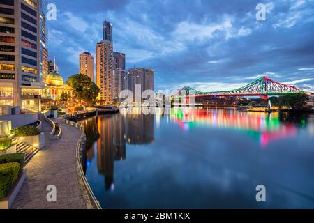 Brisbane. Immagine del paesaggio urbano dello skyline di Brisbane, Australia durante l'ora blu al crepuscolo. Foto Stock